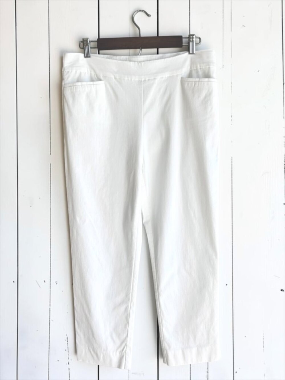 Chico’s White Pull-On Cropped Pants Stretch Capri Ankle Pants Size 10